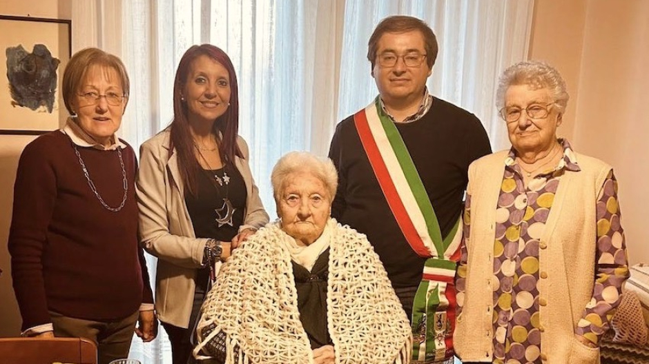 Romagnano Sesia, festa per i 102 anni della signora Iolanda
